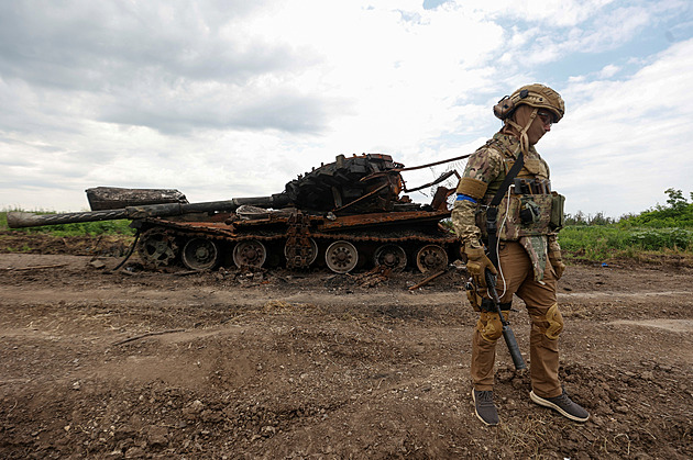 Ukrajinci na jihu pronikají zákopy, hlásí zisk desítek kilometrů čtverečních
