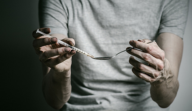 Addicted Brno resident drinks, uses drugs, suffers from depression and debt. The drug trend is changing.