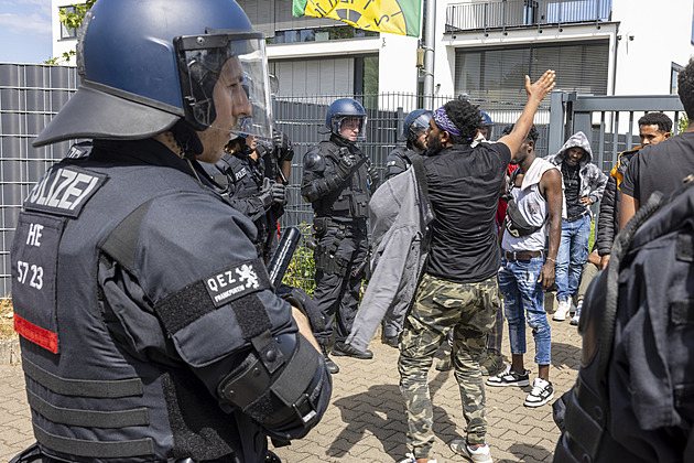 Eritrejci v Německu vysoudili festival, zranili kameny dvě desítky policistů