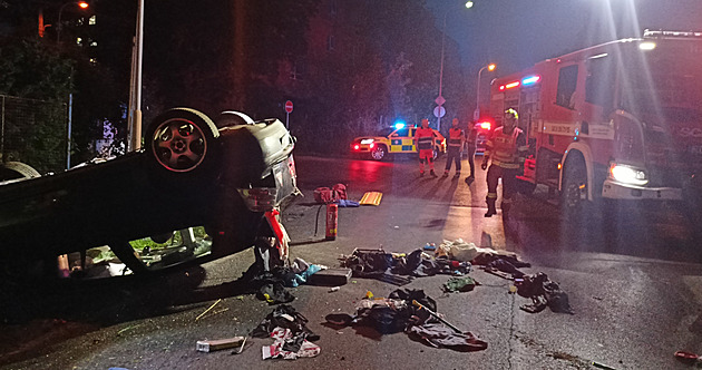 V Karlových Varech se srazil autobus s autem, policie odklání provoz