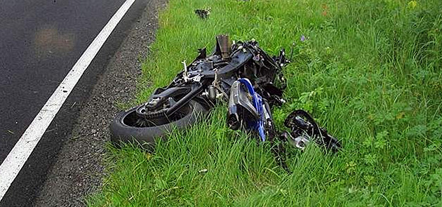 V Beskydech narazil motocyklista do traktoru, na místě zemřel