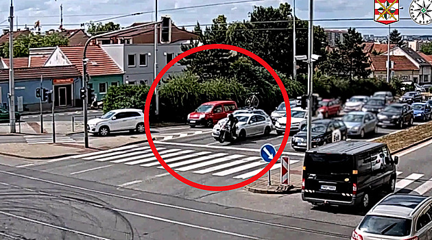 Při divoké honičce srazili motorkáře. Hazardérům hrozí až deset let vězení