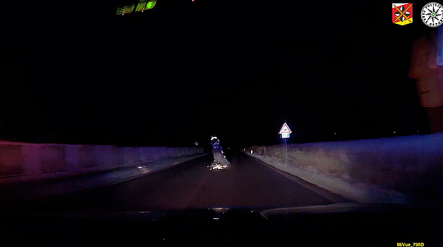 Motorkář ujížděl policii přes město i 170 km/h, jízdu po zadním kole nezvládl