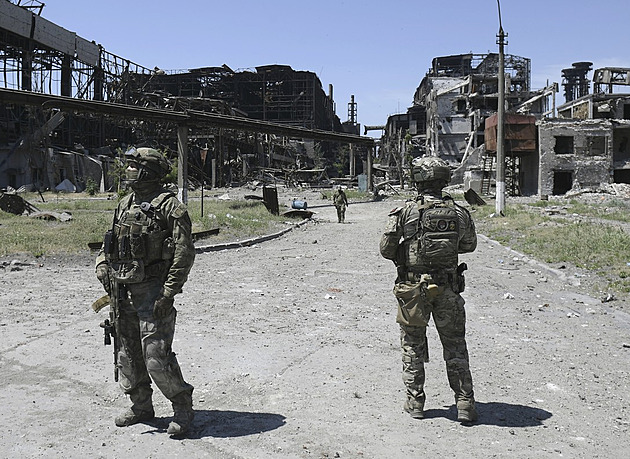 Kdosi kosí Rusy v Mariupolu. V ulicích města našli osm mrtvých vojáků