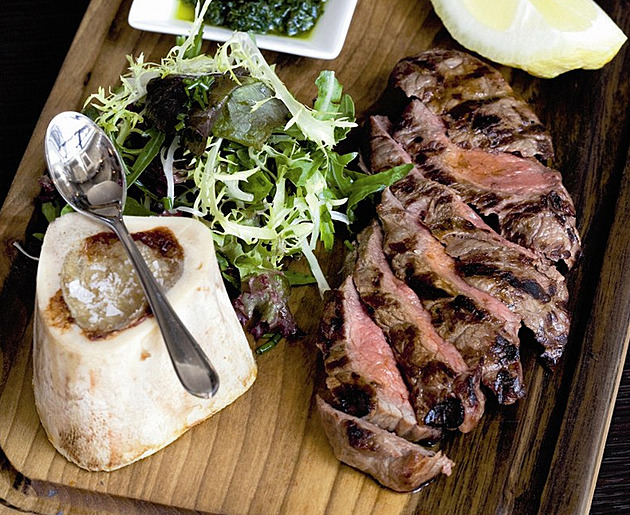 Hovz steak se salsou verde a grilovan morkov kost
