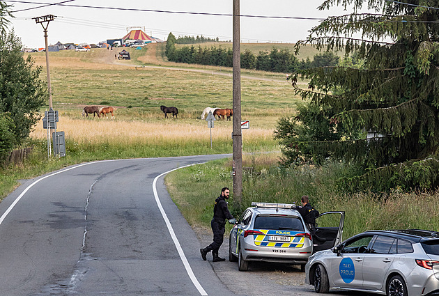 Policejní hlídka na konci obce Stránské monitorovala situaci. (8. ervence 2023)