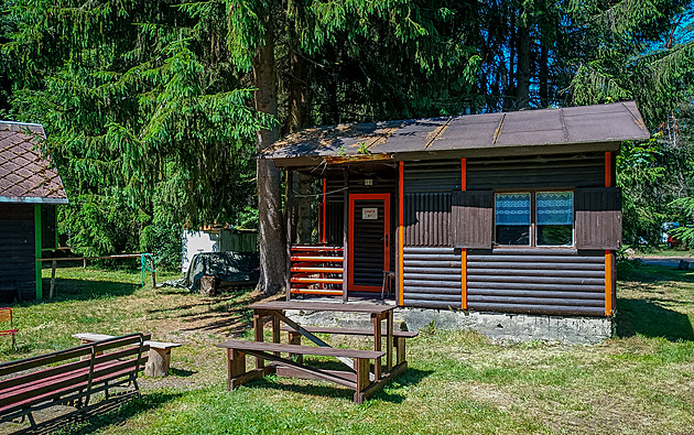 TEST KEMPŮ: Na Šumavě se vyspíte ve skromném tábořišti i v novém bungalovu