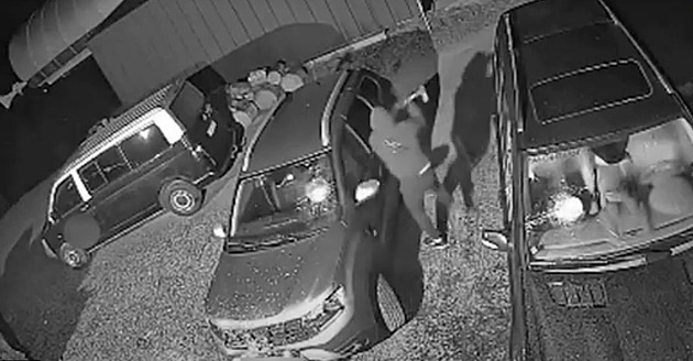 Na Tanvaldském Špičáku rozbíjel muž okna aut sekyrou, policie po něm pátrá