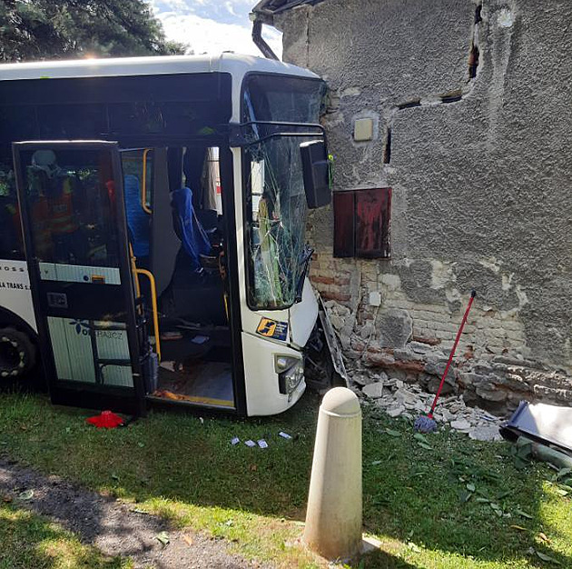 V Lutíně naboural autobus do domu. Pět lidí je zraněných