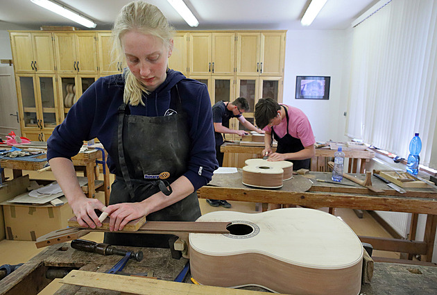 Studenti ze sedmi zemí vyrábějí v chebské houslařské škole hudební nástroje