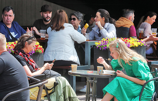 OBRAZEM: Langoš za stovku, limonáda osmdesát. Fanoušci si ve Varech připlatí