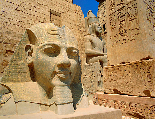 Ramses II. je zpátky v Egyptě. Fragment sochy faraona vrátilo Švýcarsko