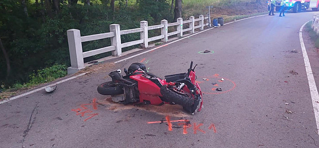 Motorkář narazil do betonového zábradlí mostku, na místě zemřel