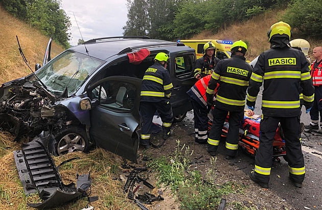 Silnici I/3 na Benešovsku uzavřela nehoda dvou aut. Čtyři lidé byli zraněni