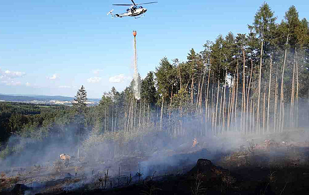 Na Šumpersku hoří les v těžce přístupném terénu, na pomoc letěl vrtulník