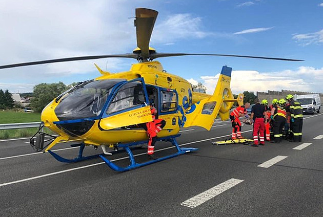Profesionální jednotka zasahuje u dopravní nehody u Chýnova na Táborsku (5....