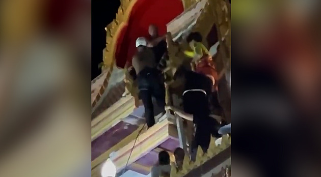 VIDEO: Rus v Thajsku nechtěl opustit střechu chrámu. Pak skočil a zemřel