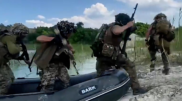 VIDEO: Ve dne i v noci. Výsadkáři v době ukrajinské protiofenzivy ukázali, co umí