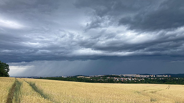 Přes Moravu a Slezsko přešly silné bouře, na Vsetínsku vjel vlak do stromu