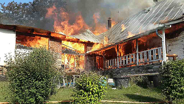 Hospodářský objekt na Šumpersku zničil požár, hašení ztížil náročný terén