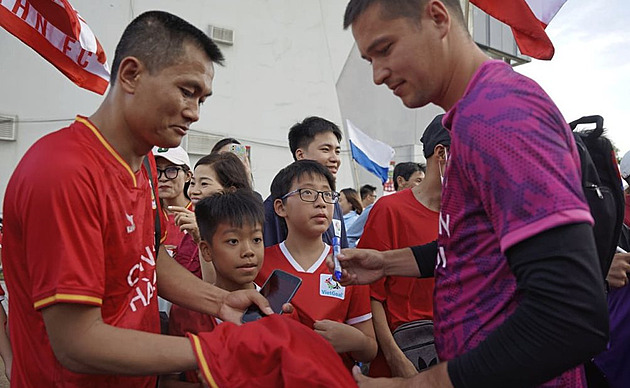 Trenér jako Svědík a na dresu Filip. Brankář Nguyen vyhlíží Asijský pohár