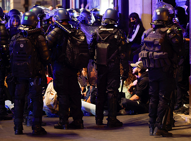 Francie se obává dalších nepokojů. Soud zastavil stíhání četníků za smrt Traorého