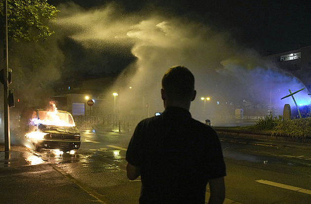 Výtržníci zaútočili na dům starosty. Protesty ve Francii se ale zklidňují