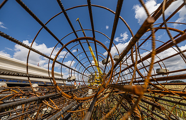 Podél dálnice D11 u Hradce staví protihlukové stěny, vynutili si je místní