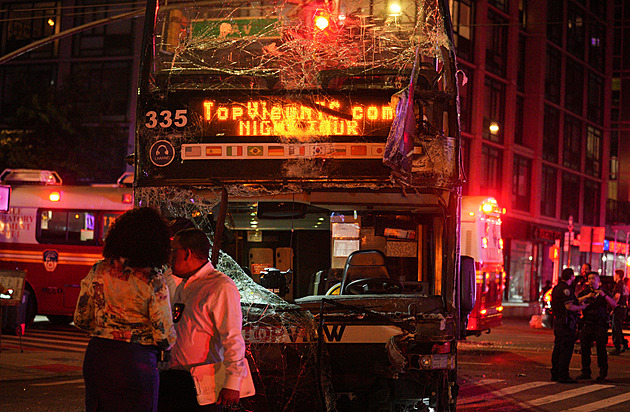 V New Yorku se srazily dva autobusy, záchranáři zasahovali u 80 zraněných