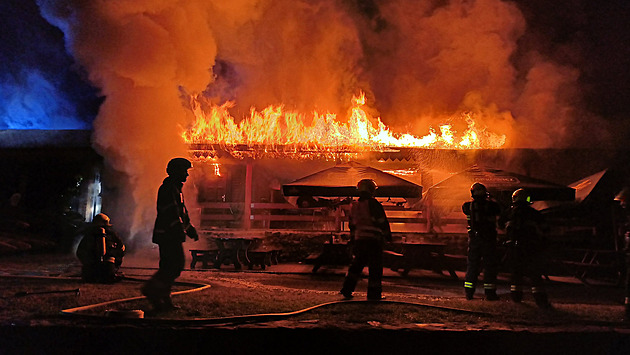 Na Karlovarsku v noci hořelo ve dvou vodáckých kempech, hasiči příčiny zjišťují