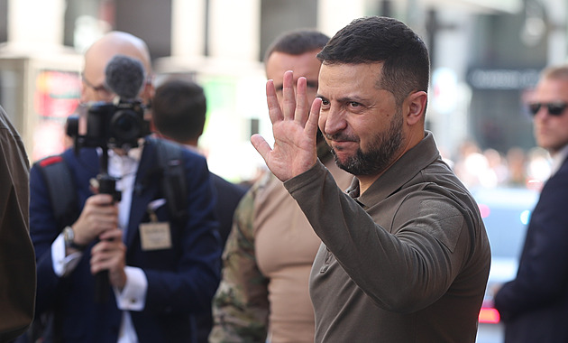 Zelenskyj uctil památku 17. listopadu. Na Národní třídě mu tleskali přihlížející