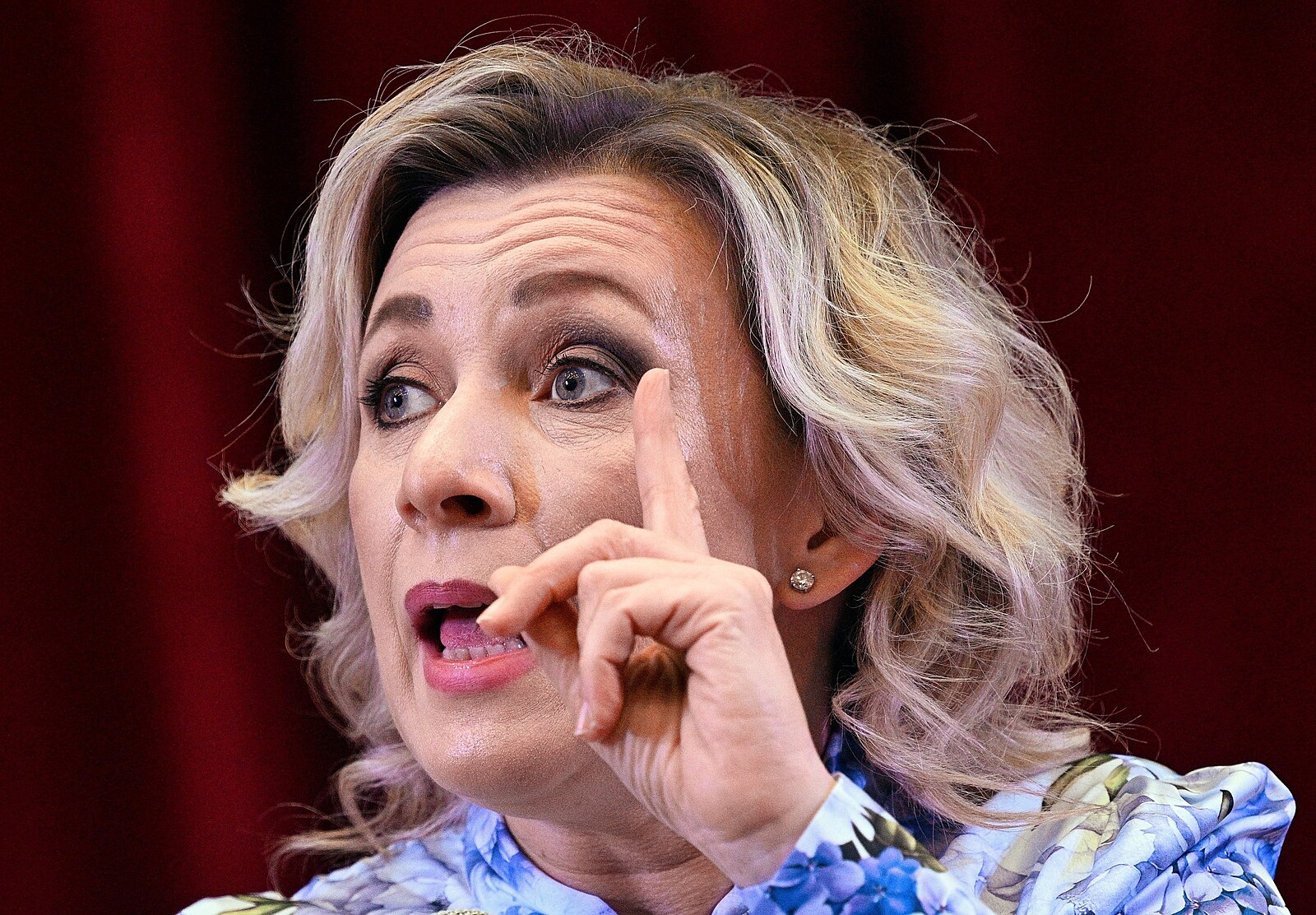 Barbarský čin, zní z Kremlu po útoku zápalnými lahvemi na Ruský dům v Praze