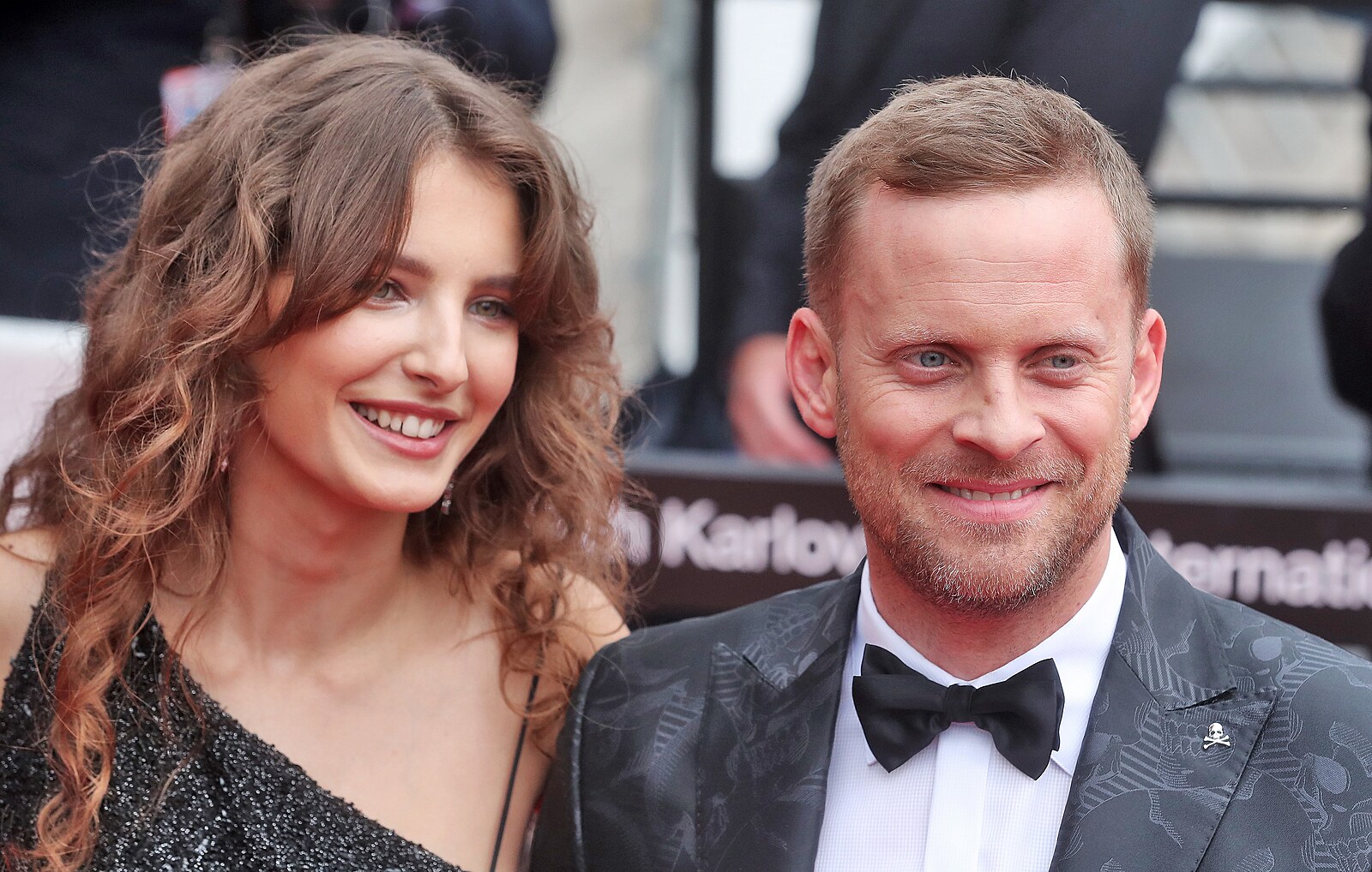 Sara Sandeva a Jakub Prachař jsou manželé. Svatbu drželi v utajení | Magazín