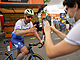 Potluen slovensk cyklista Peter Sagan (TotalEnergies) pzuje fanoukovi ped...