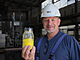 Pavel Jirsko z Diama ukazuje sklenici s uranem