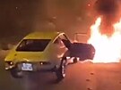 Protestující ve Francii ukradli a zápálili italský vz Lancia Fulvia Zagato