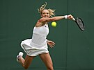 Tereza Martincová útoí forhendem v prvním kole Wimbledonu.