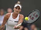 Markéta Vondrou�ová se soust�edí na úder b�hem osmifinálového derby s Marií...