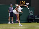 Markéta Vondrouová podává bhem osmifinále na Wimbledonu.