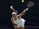 Petra Kvitová podává ve druhém kole Wimbledonu.