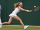 Marie Bouzková dobíhá míek bhem osmifinále Wimbledonu proti Markét...