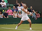 Marie Bouzková se napahuje k bekhendovému úderu bhem osmifinále Wimbledonu.