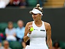 Markéta Vondrou�ová se chystá servírovat b�hem osmifinále s Marií Bouzkovou na...