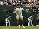 panlský tenista Carlos Alcaraz bhem prvního kola Wimbledonu.