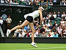 Obhájkyn titulu Jelena Rybakinová servíruje bhem prvního kola Wimbledonu.