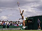 Marie Bouzková servíruje ve druhém kole Wimbledonu.