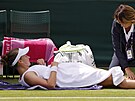 Barbora Krejíková se nechává oetovat bhem druhého kola Wimbledonu.