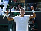 Dánský tenista Holger Rune slaví postup do tetího kola Wimbledonu.