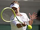 Barbora Krejíková hraje forhend bhem prvního kola Wimbledonu.