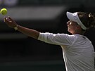 Barbora Krejíková servíruje bhem prvního kola Wimbledonu.